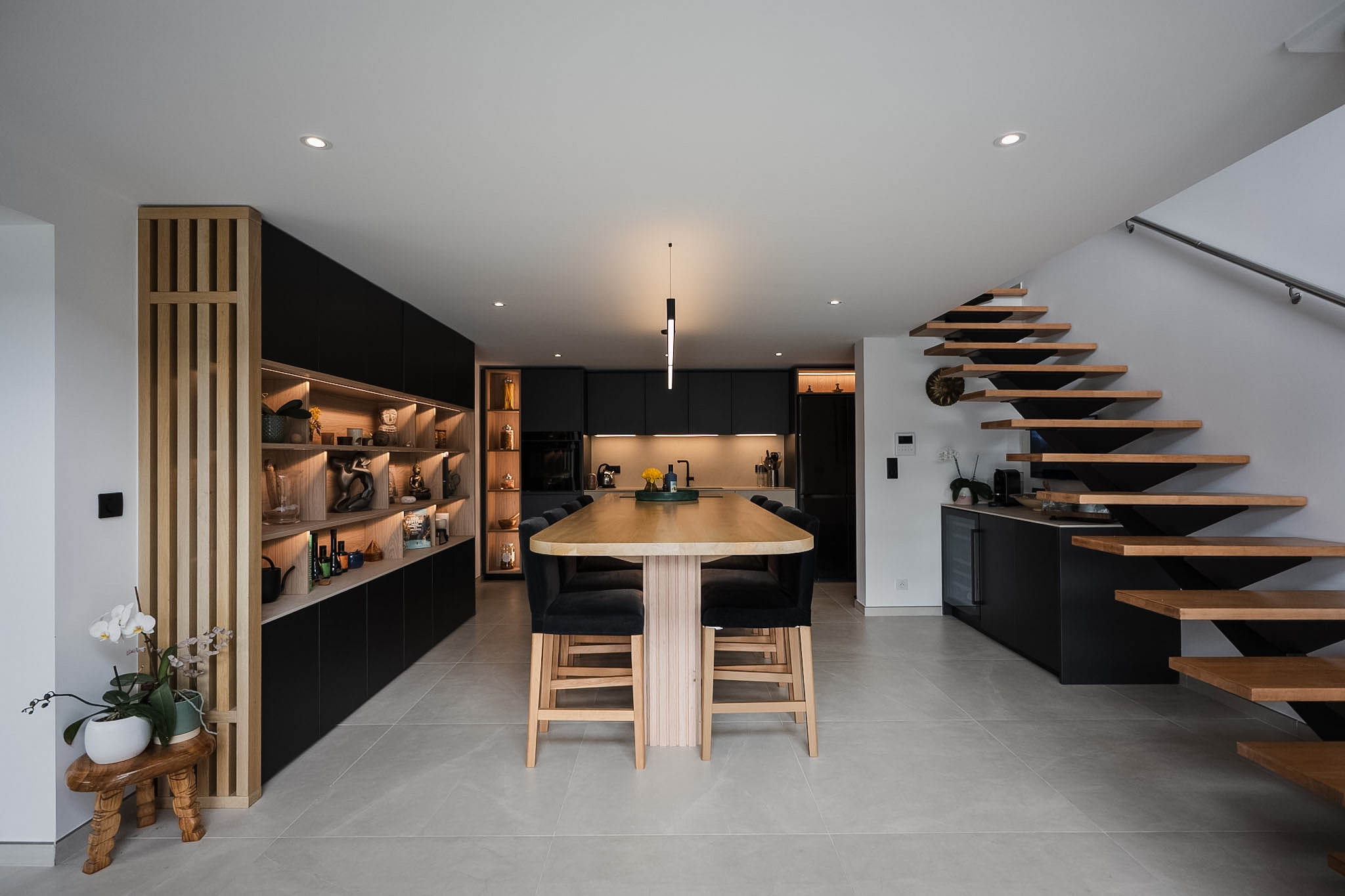 Une cuisine intemporelle, habitée, pensée pour durer. Design : Thibault Hautenberger
